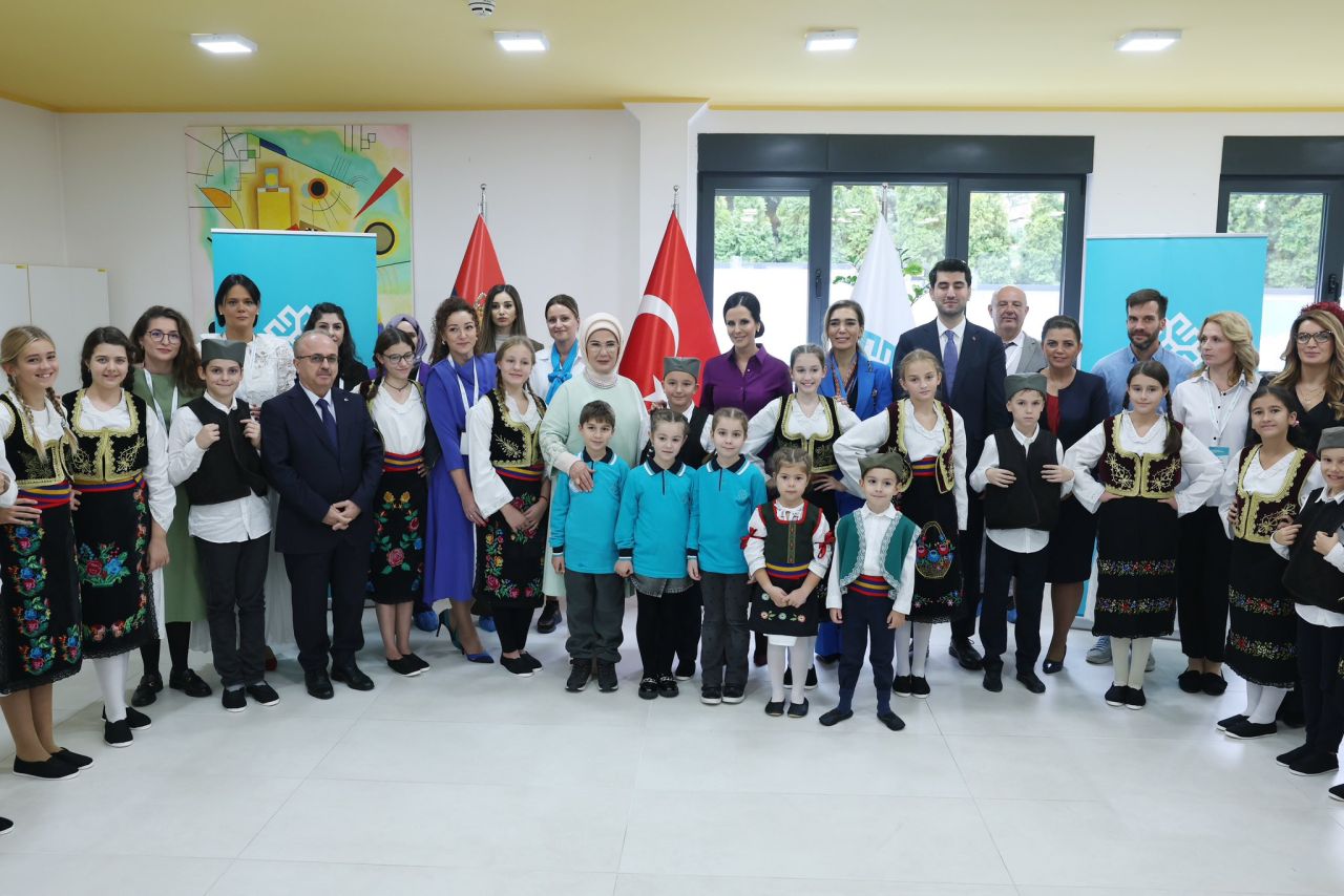 Emine Erdoğan, Belgrad'daki Türkiye Maarif Vakfının anaokulu öğrencileriyle bir araya geldi 3