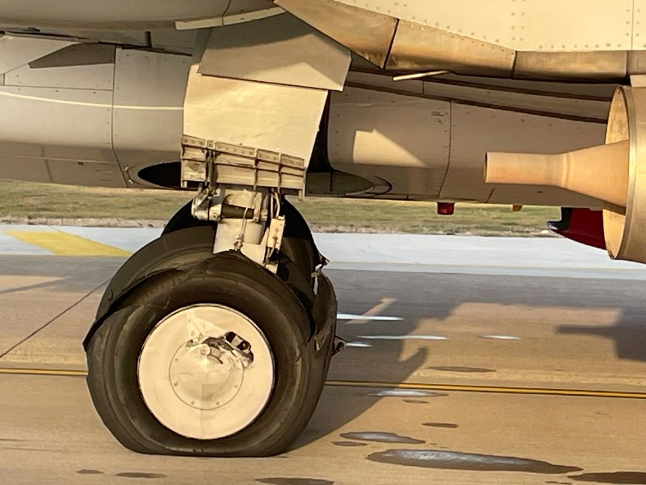 Corendon Airlines uçağının iniş sırasında lastikleri patladı, Antalya'da düşme tehlikesi atlatıldı 1