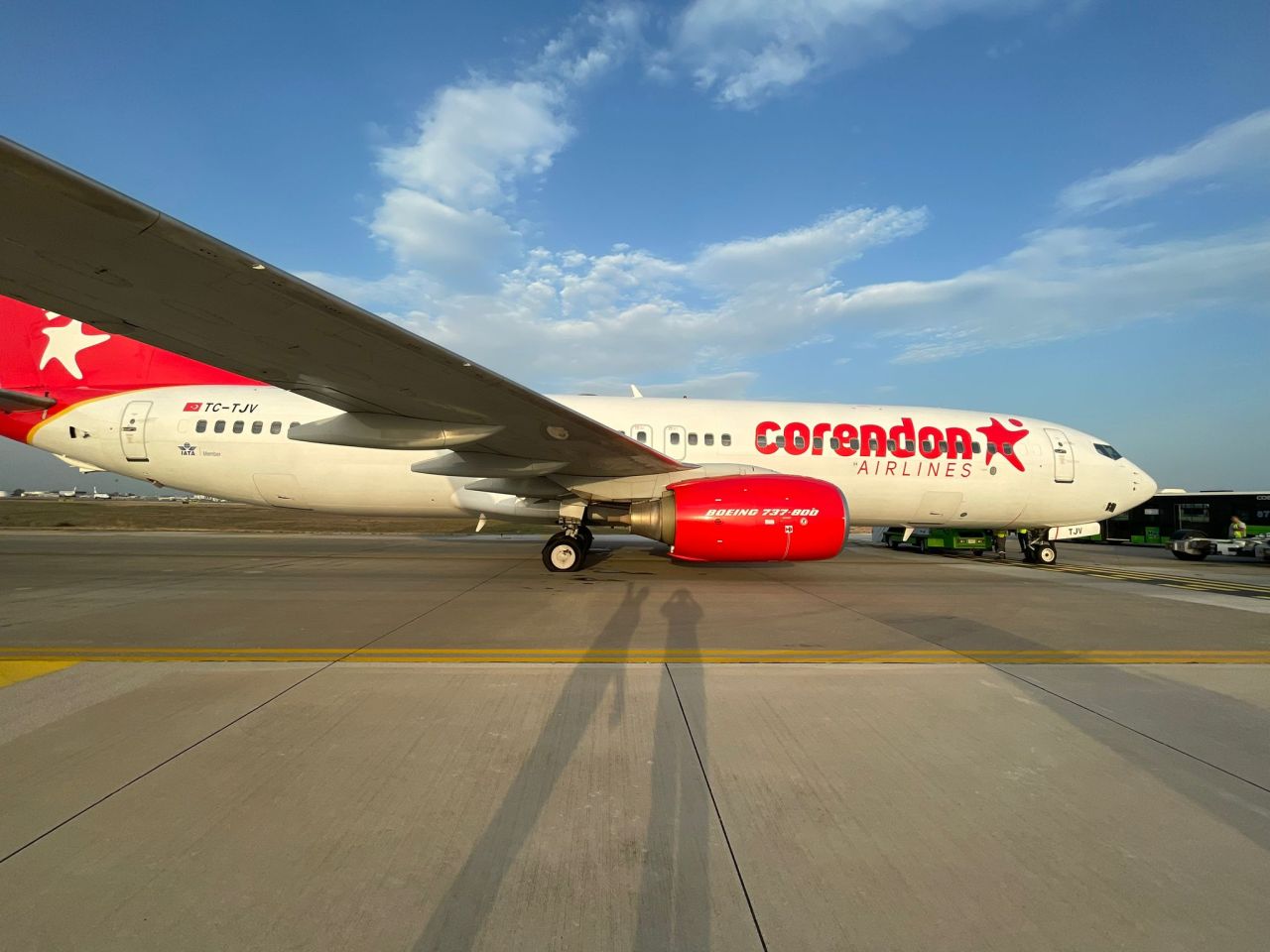 Corendon Airlines uçağının iniş sırasında lastikleri patladı, Antalya'da düşme tehlikesi atlatıldı 2