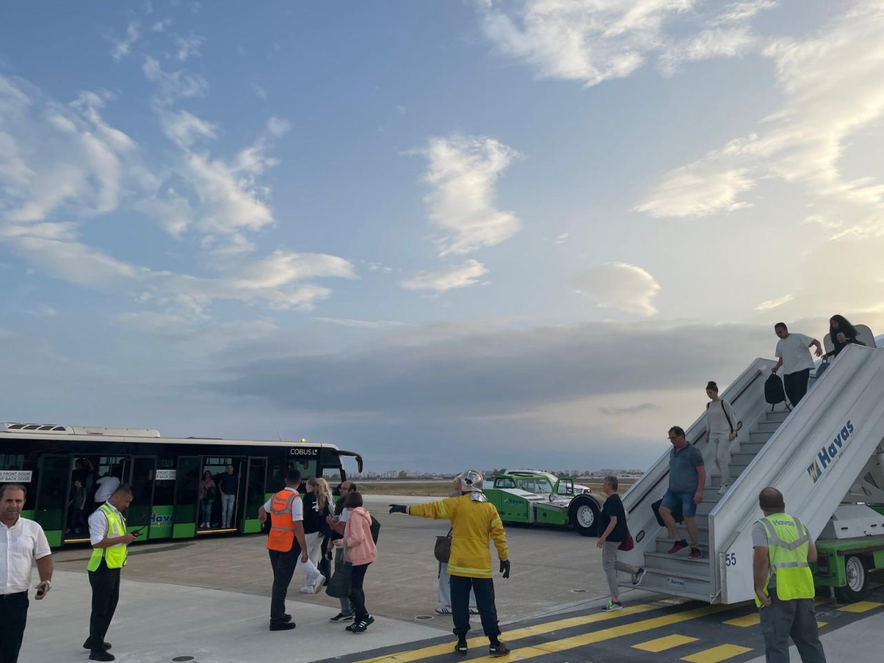 Corendon Airlines uçağının iniş sırasında lastikleri patladı, Antalya'da düşme tehlikesi atlatıldı 3