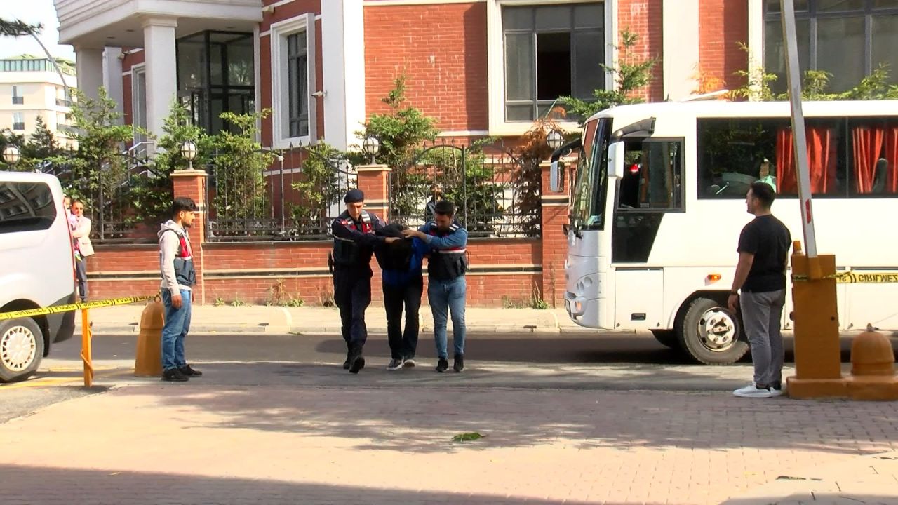 Savcıyı makamında tehdit eden "doktor" adliyeye ters kelepçe getirildi 1