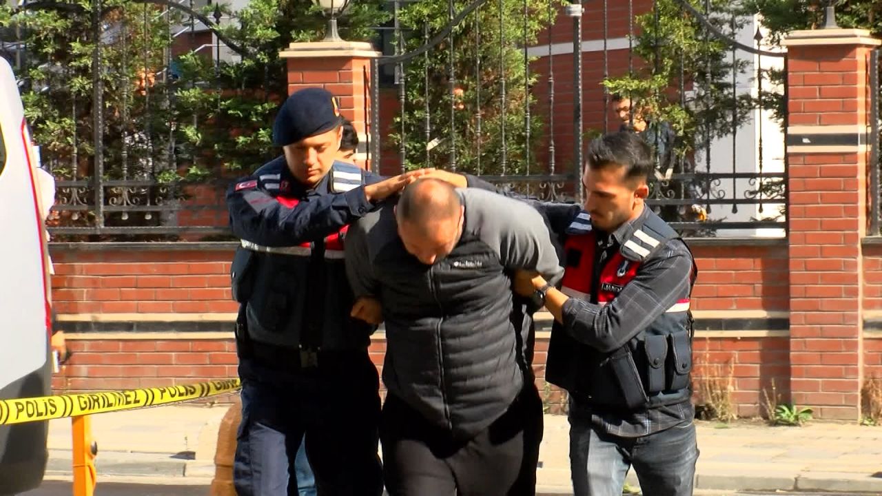 Savcıyı makamında tehdit eden "doktor" adliyeye ters kelepçe getirildi 5