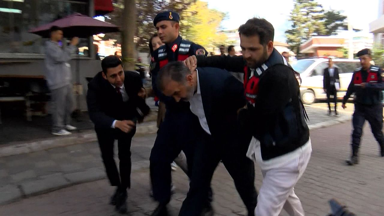 Savcıyı makamında tehdit eden "doktor" adliyeye ters kelepçe getirildi 2