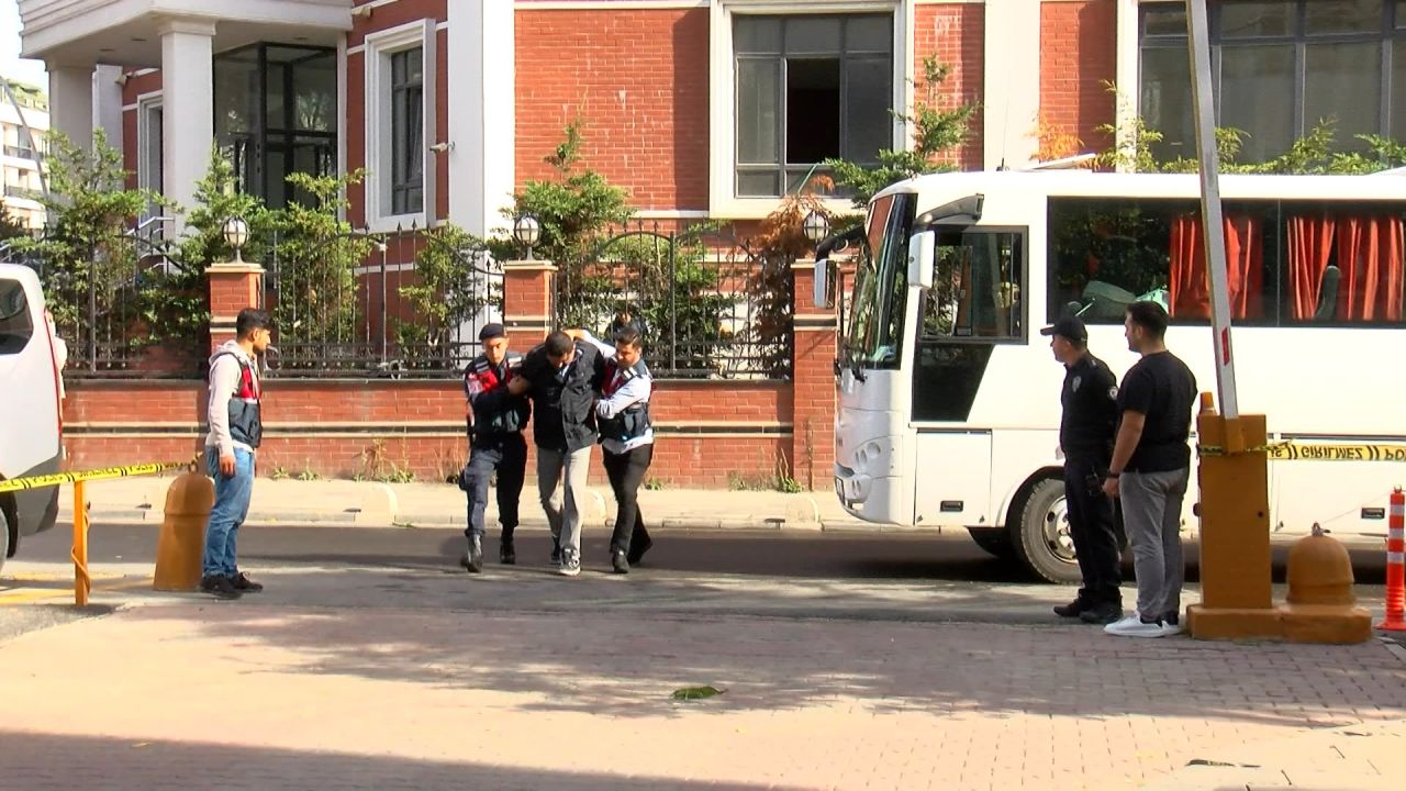 Savcıyı makamında tehdit eden "doktor" adliyeye ters kelepçe getirildi 3