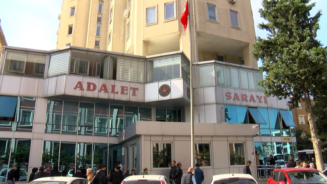 Savcıyı makamında tehdit eden "doktor" adliyeye ters kelepçe getirildi 9