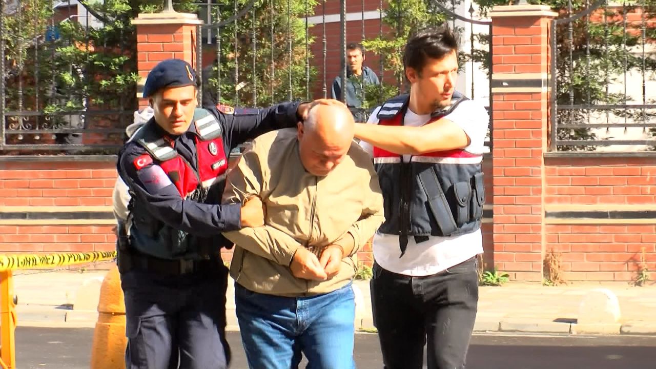 Savcıyı makamında tehdit eden "doktor" adliyeye ters kelepçe getirildi 6