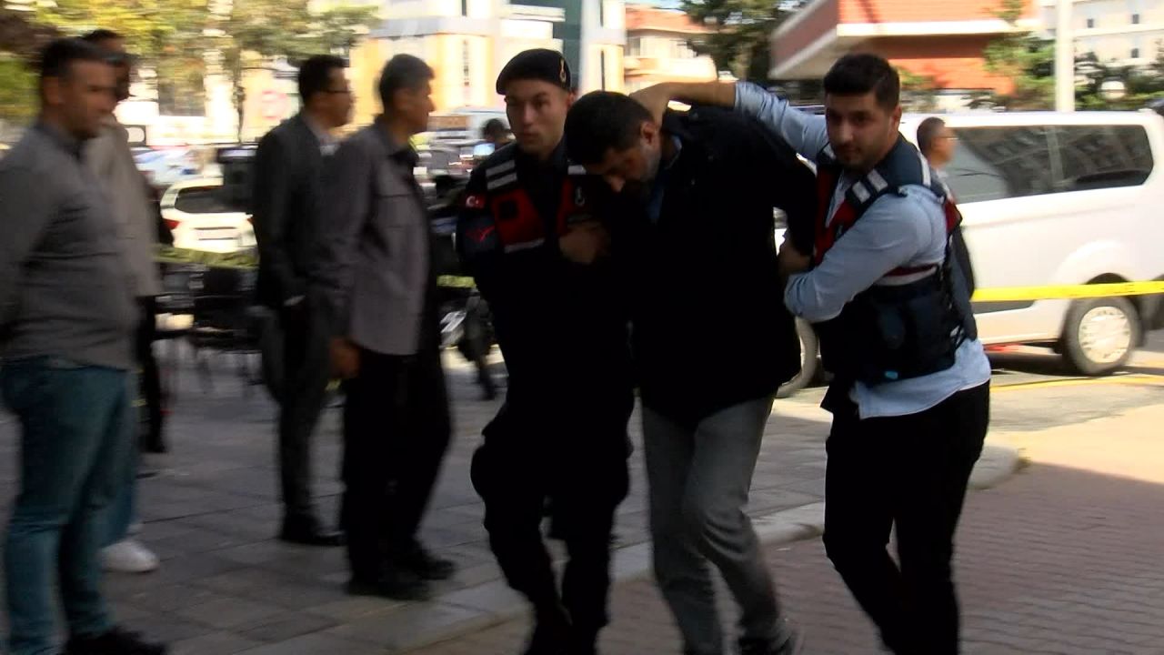 Savcıyı makamında tehdit eden "doktor" adliyeye ters kelepçe getirildi 4