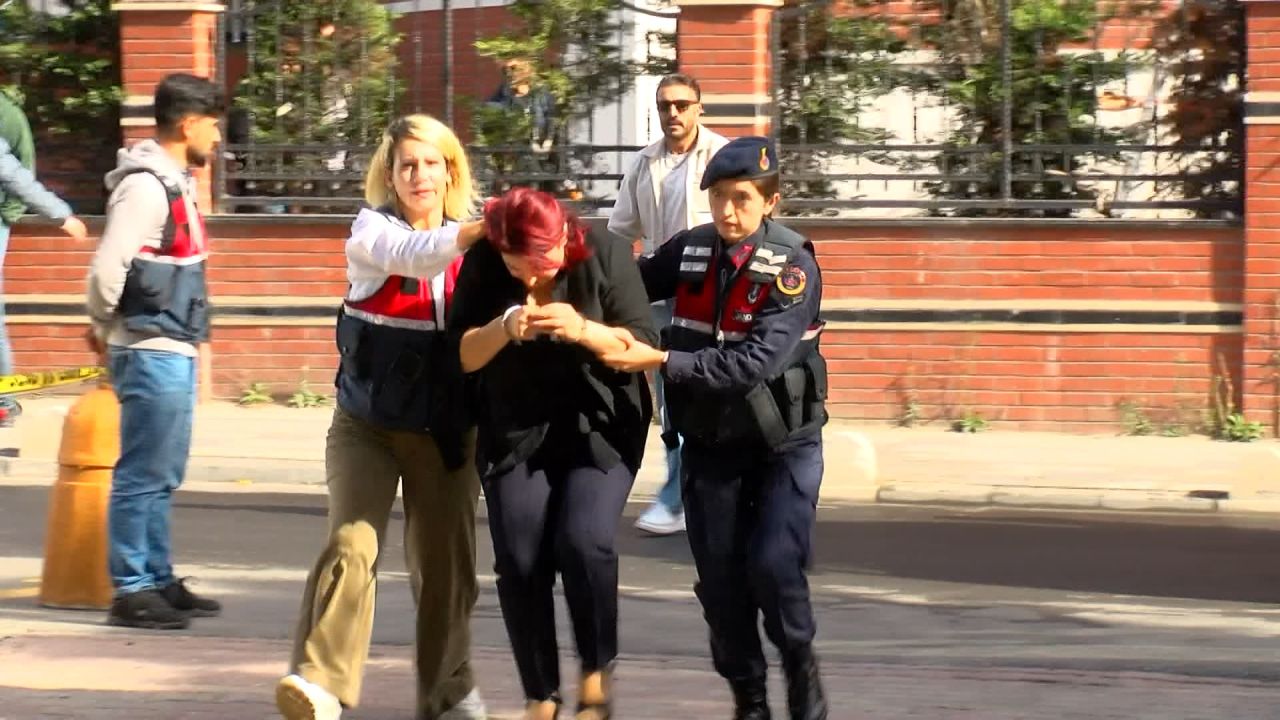 Savcıyı makamında tehdit eden "doktor" adliyeye ters kelepçe getirildi 8