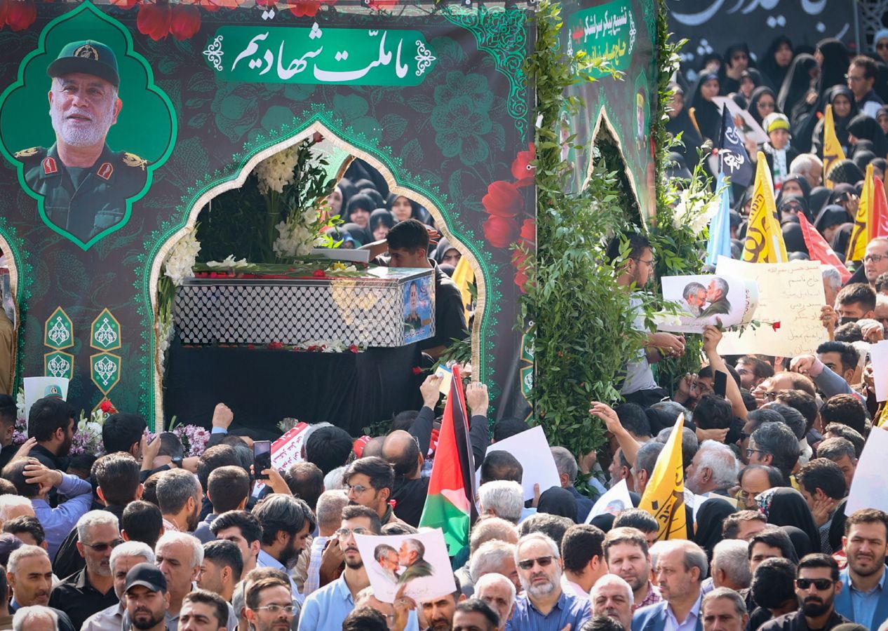 İranlı "kayıp" komutan İsmail Kaani, Nilfuruşan'ın cenaze törenine katıldı, gözyaşlarını tutamadı 1