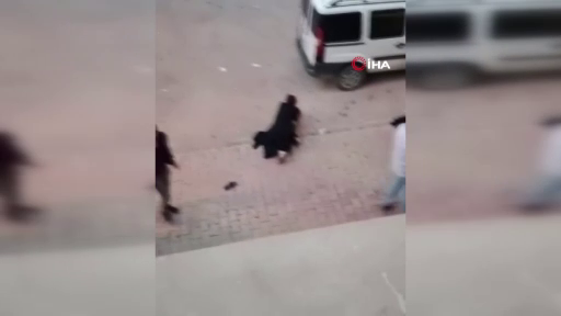 Elazığ'da sokak ortasında şiddet! Bir köşede kadınlar diğer köşede erkekler kavga etti 1