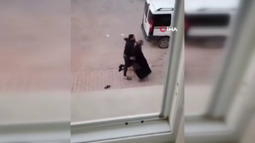 Elazığ'da sokak ortasında şiddet! Bir köşede kadınlar diğer köşede erkekler kavga etti 4