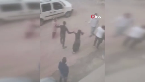 Elazığ'da sokak ortasında şiddet! Bir köşede kadınlar diğer köşede erkekler kavga etti 8