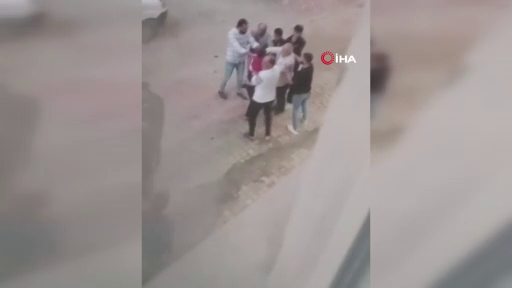 Elazığ'da sokak ortasında şiddet! Bir köşede kadınlar diğer köşede erkekler kavga etti 9