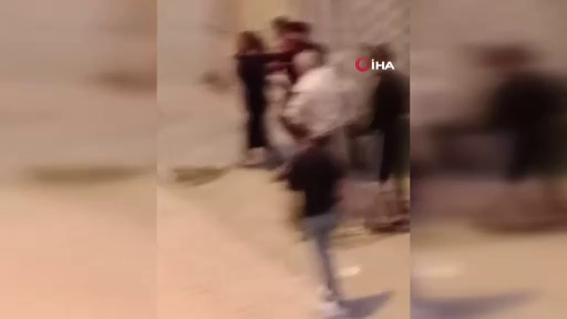 Elazığ'da sokak ortasında şiddet! Bir köşede kadınlar diğer köşede erkekler kavga etti 11