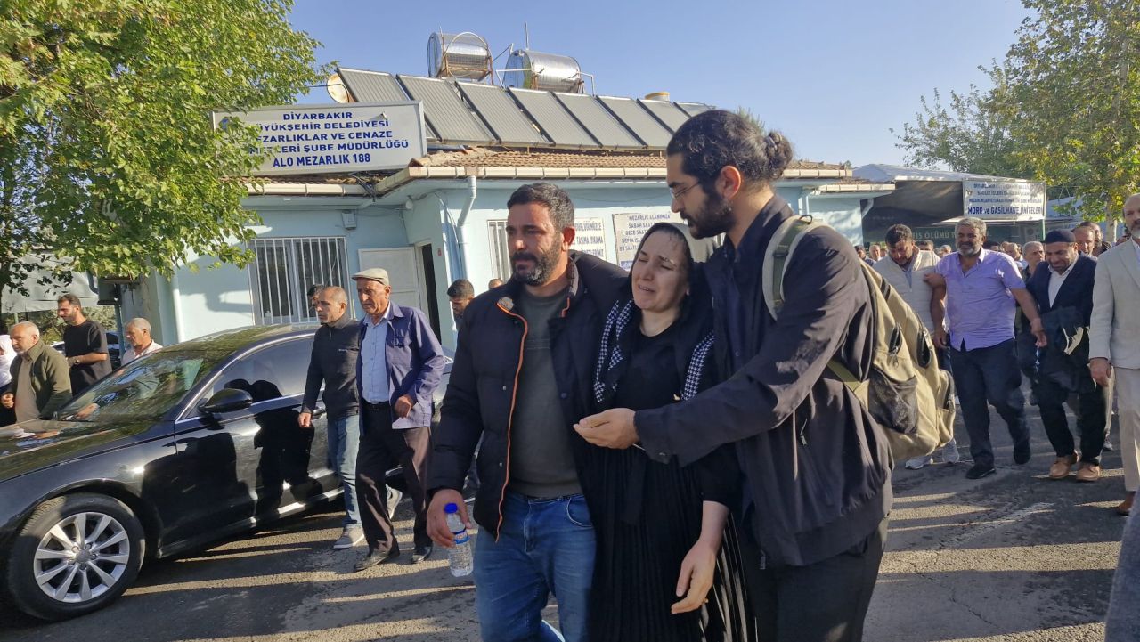Cesedi 18 gün sonra bulunan Rojin Kabaiş memleketi Diyarbakır’da toprağa verildi 5