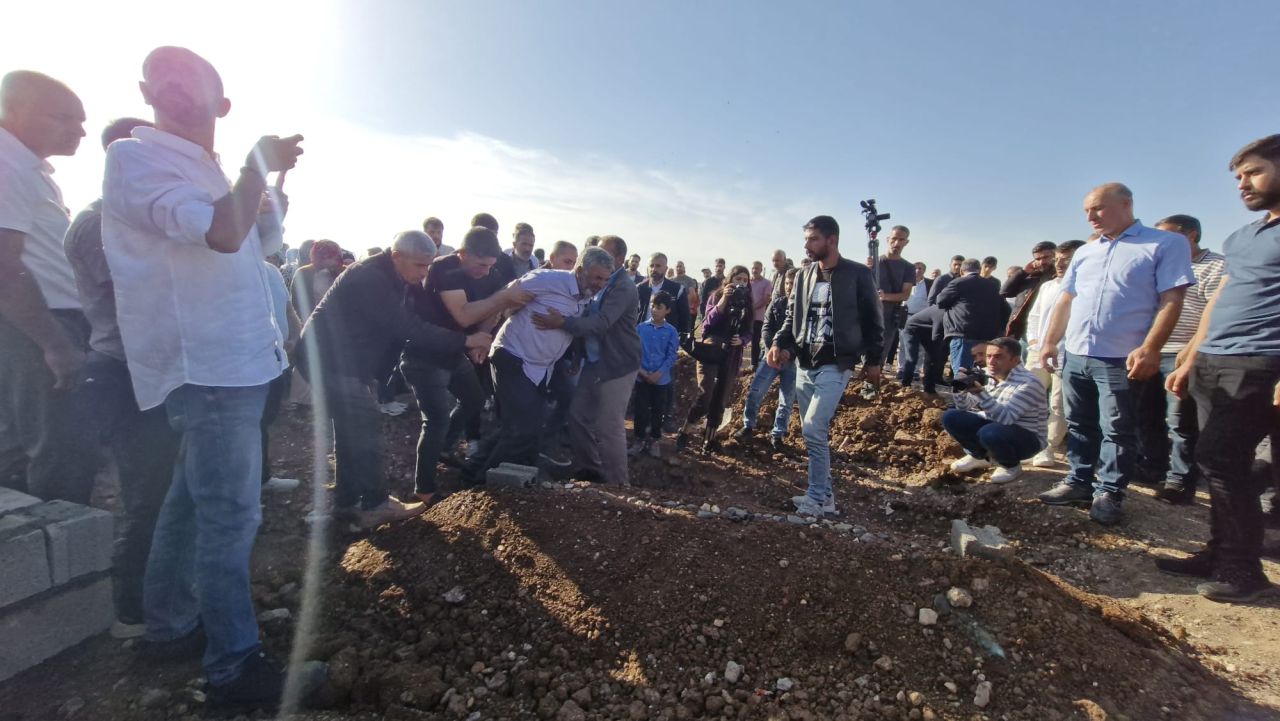 Cesedi 18 gün sonra bulunan Rojin Kabaiş memleketi Diyarbakır’da toprağa verildi 6