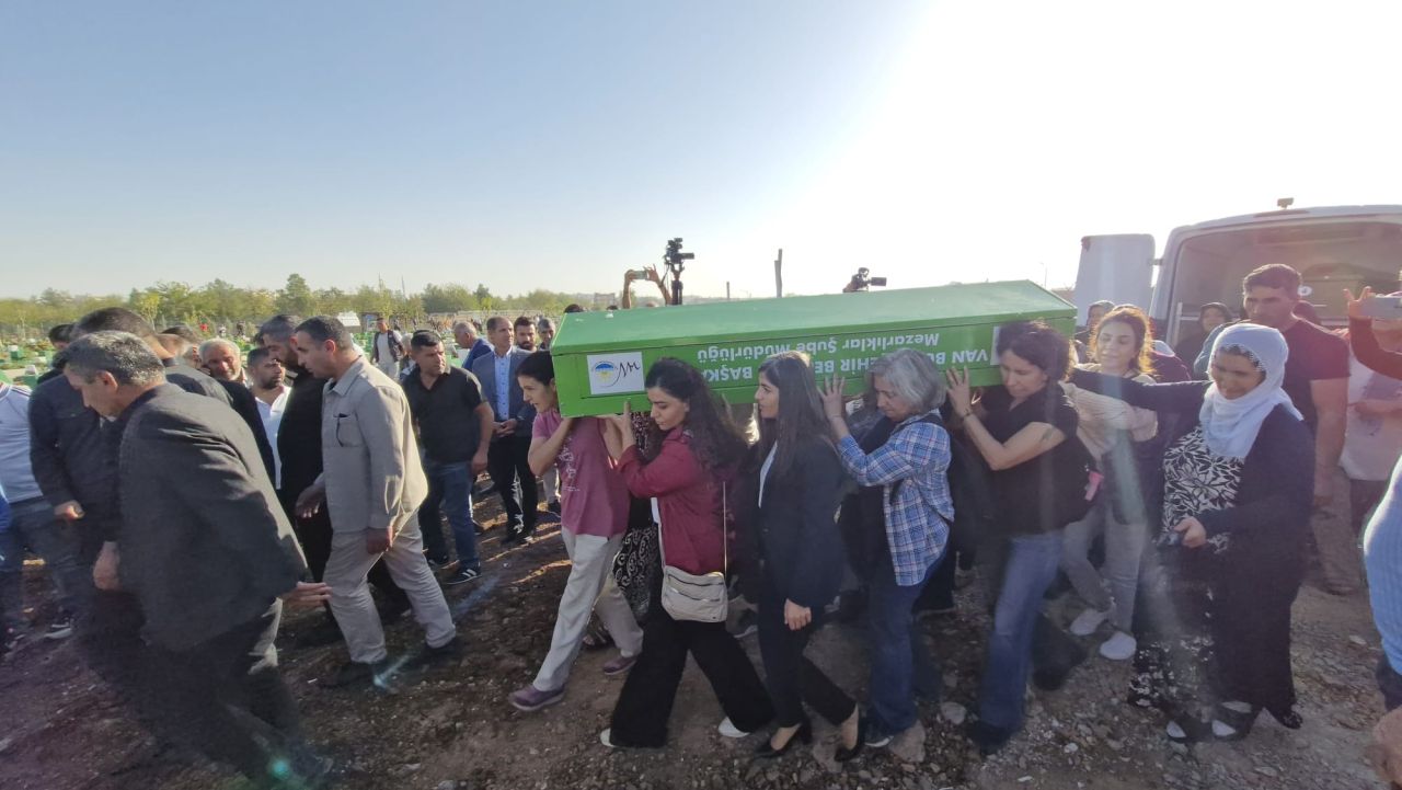 Cesedi 18 gün sonra bulunan Rojin Kabaiş memleketi Diyarbakır’da toprağa verildi 1