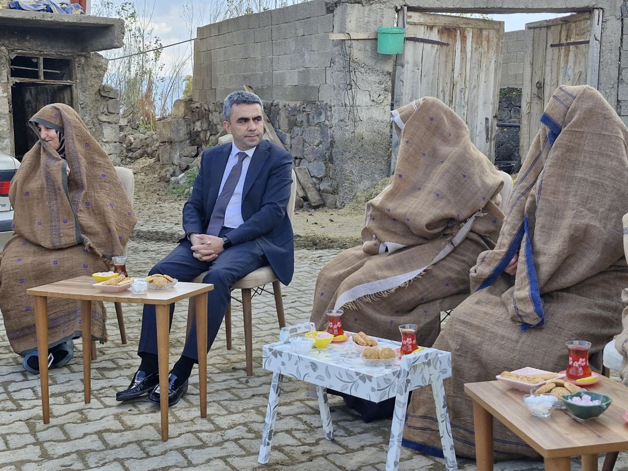 Erzurum Valiliği'nin Dünya Kadın Çiftçiler Günü paylaşımına nefret kustular! Ehram giyen kadınlara büyük saygısızlık! 1