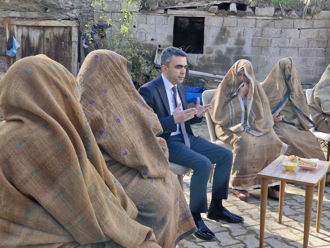 Erzurum Valiliği'nin Dünya Kadın Çiftçiler Günü paylaşımına nefret kustular! Ehram giyen kadınlara büyük saygısızlık! 3