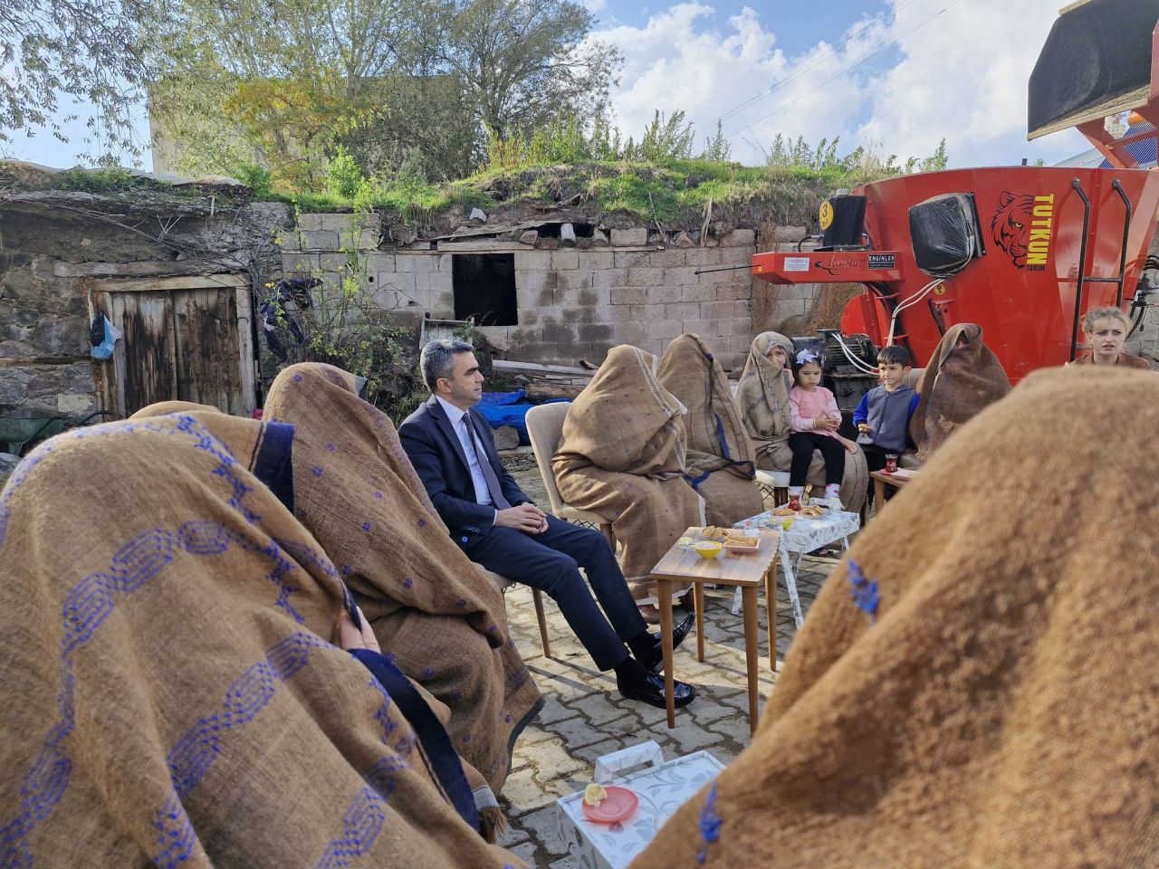Erzurum Valiliği'nin Dünya Kadın Çiftçiler Günü paylaşımına nefret kustular! Ehram giyen kadınlara büyük saygısızlık! 4