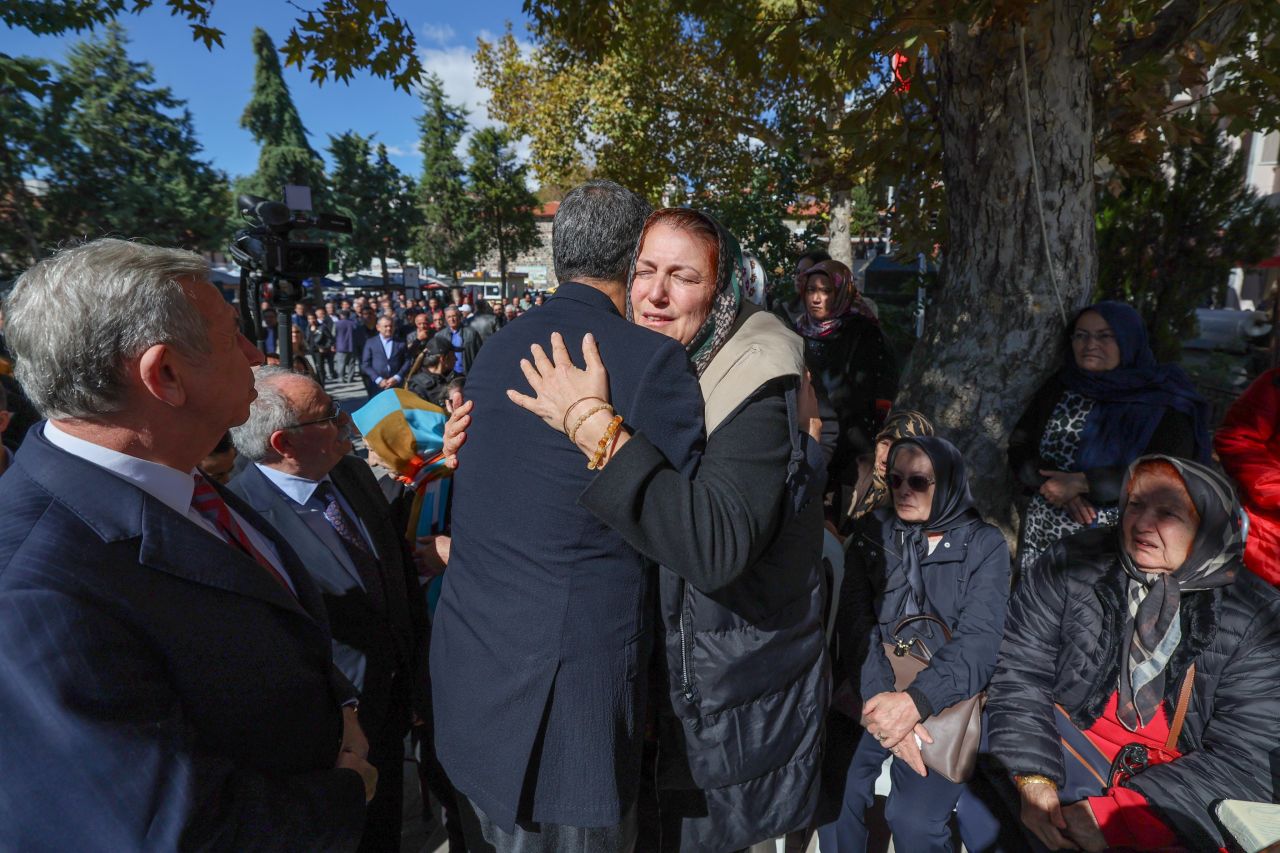 Eski Ayaş belediye başkanının kızı son yolculuğuna uğurlandı, tabutu Özgür Özel omuzladı 3