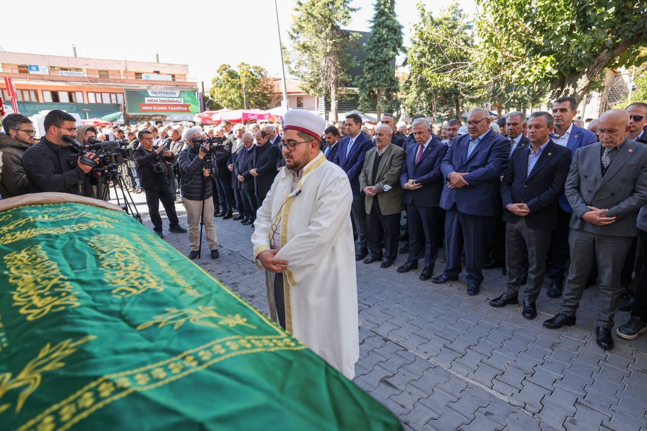 Eski Ayaş belediye başkanının kızı son yolculuğuna uğurlandı, tabutu Özgür Özel omuzladı 1