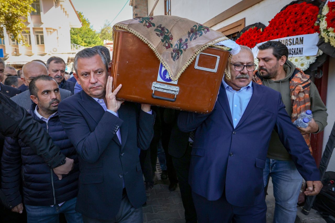 Eski Ayaş belediye başkanının kızı son yolculuğuna uğurlandı, tabutu Özgür Özel omuzladı 4