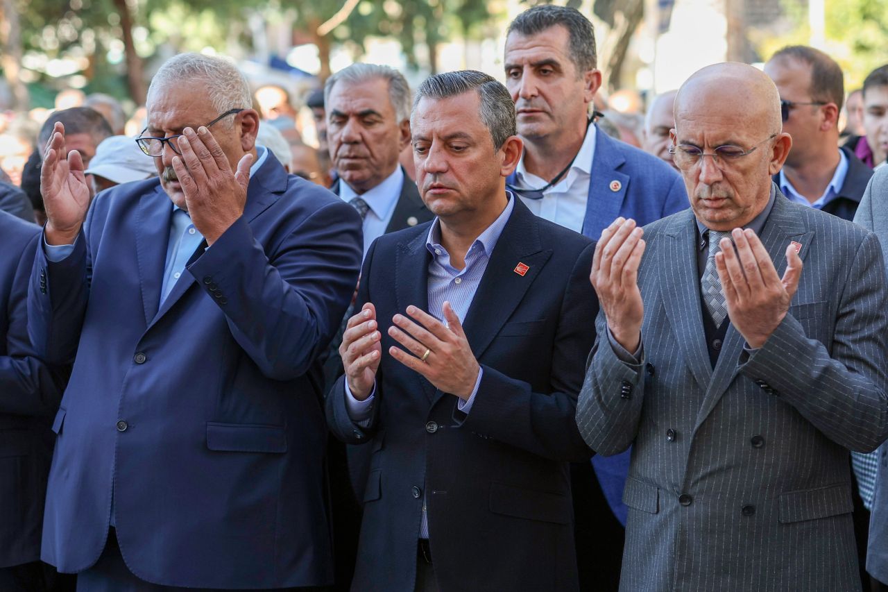 Eski Ayaş belediye başkanının kızı son yolculuğuna uğurlandı, tabutu Özgür Özel omuzladı 2