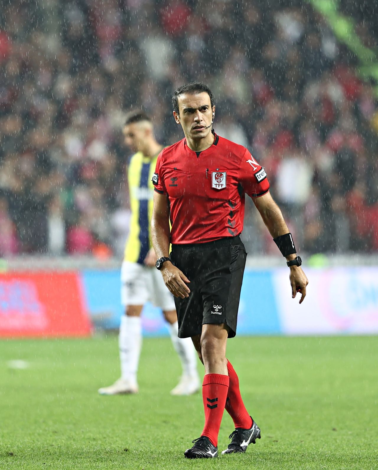 Acun Ilıcalı'nın gözbebeği hakemler İrfan Can Kahveci'nin faul beklediği pozisyonu değerlendirdi! Trio ekibi Fenerbahçe'nin yediği gol için net yorum yaptı 3