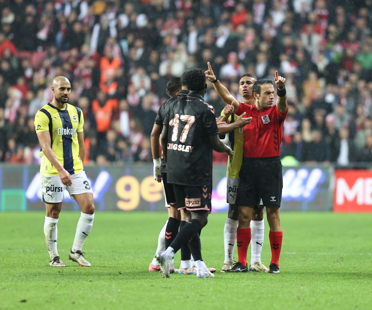 Acun Ilıcalı'nın gözbebeği hakemler İrfan Can Kahveci'nin faul beklediği pozisyonu değerlendirdi! Trio ekibi Fenerbahçe'nin yediği gol için net yorum yaptı 2