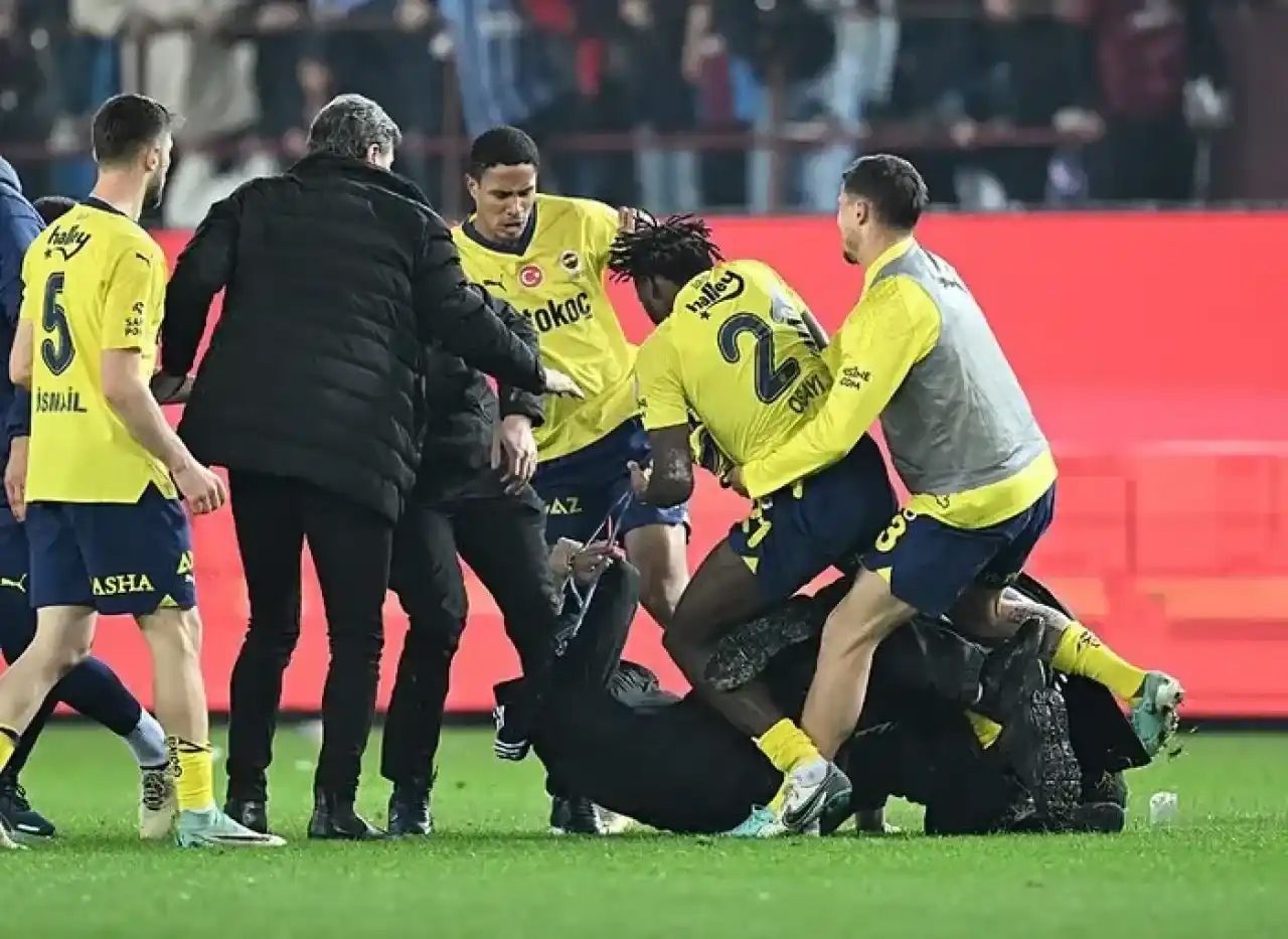 Eyvah Fenerbahçeli yıldızlar için büyük tehlike! Trabzonspor maçındaki olaylar sebebiyle 4 futbolcuya yaralama suçundan dava yolu açıldı 3