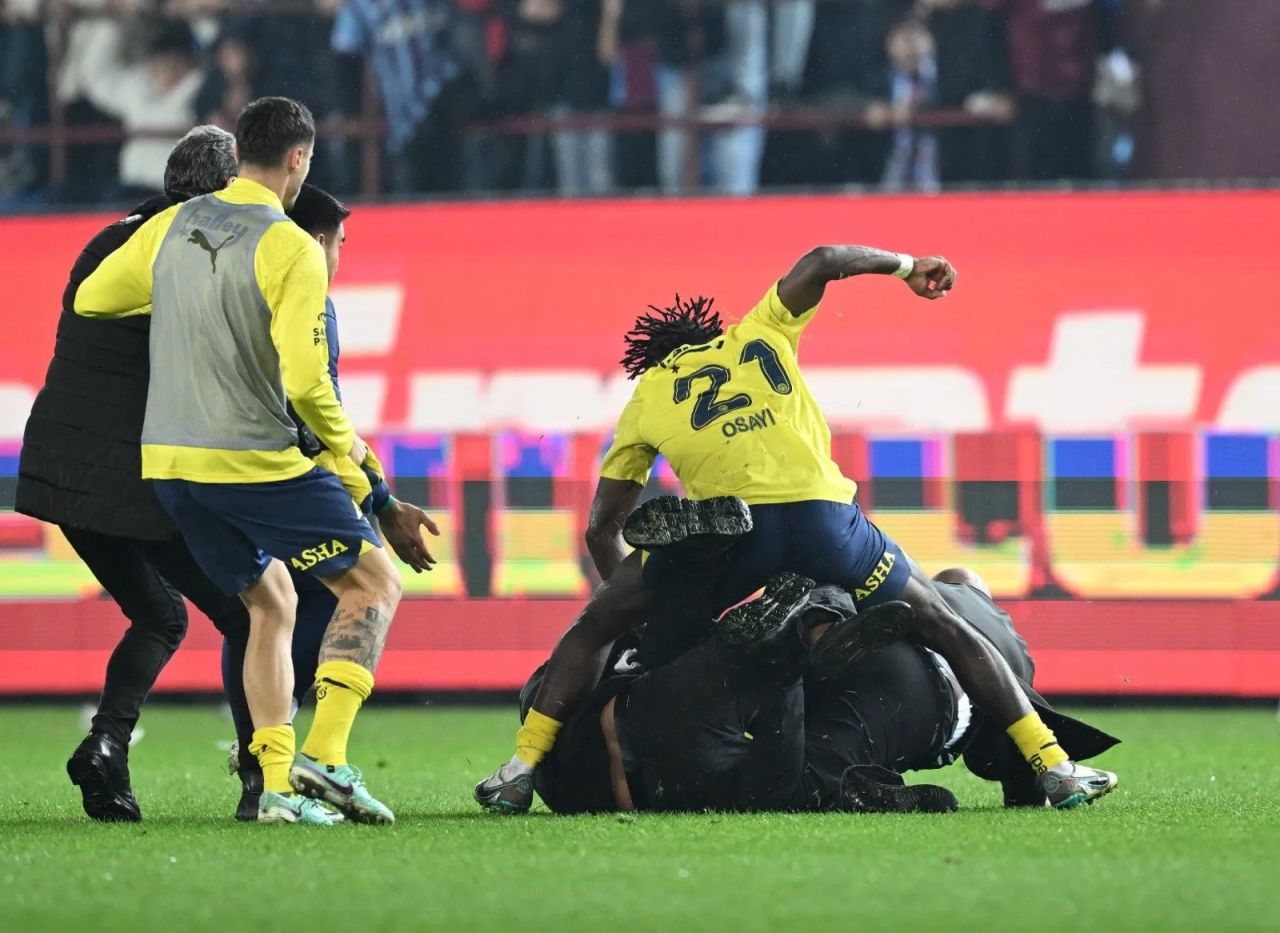 Eyvah Fenerbahçeli yıldızlar için büyük tehlike! Trabzonspor maçındaki olaylar sebebiyle 4 futbolcuya yaralama suçundan dava yolu açıldı 2
