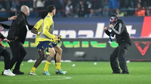 Eyvah Fenerbahçeli yıldızlar için büyük tehlike! Trabzonspor maçındaki olaylar sebebiyle 4 futbolcuya yaralama suçundan dava yolu açıldı 1