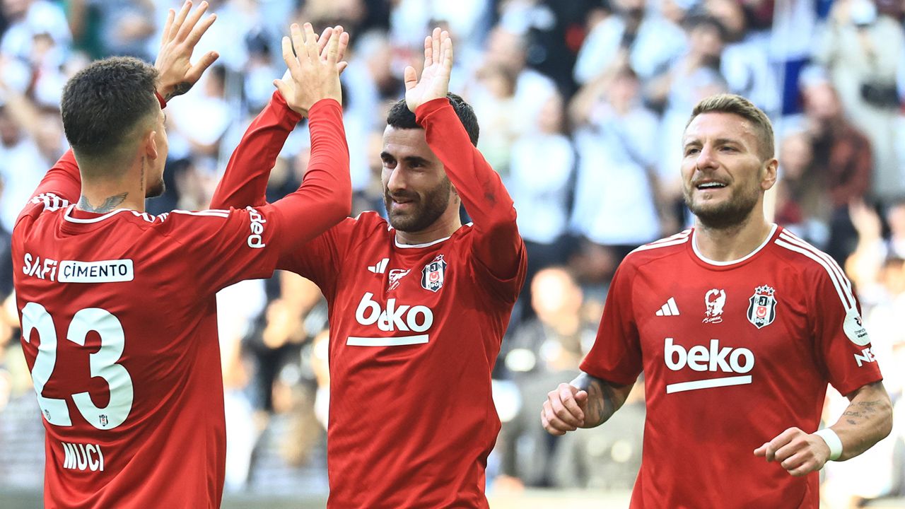 Galatasaray Okan Buruk ile üst üste 3. kez Süper Lig'i şampiyon olarak bitirecek! Resmi olarak açıkladılar: Cimbom Fenerbahçe'ye 3 puan fark attı 10