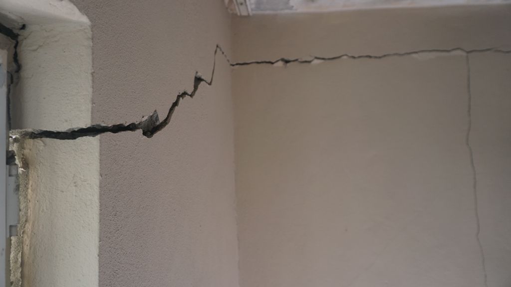 Korkunç görüntü! Son depremde oluştu! Çatlakları bez parçaları ile kapatıyor! 2