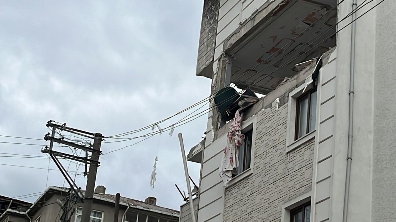 Gebze'de doğal gaz patlaması! 5 katlı binanın 3. katı havaya uçtu! 8 yaralı var 5