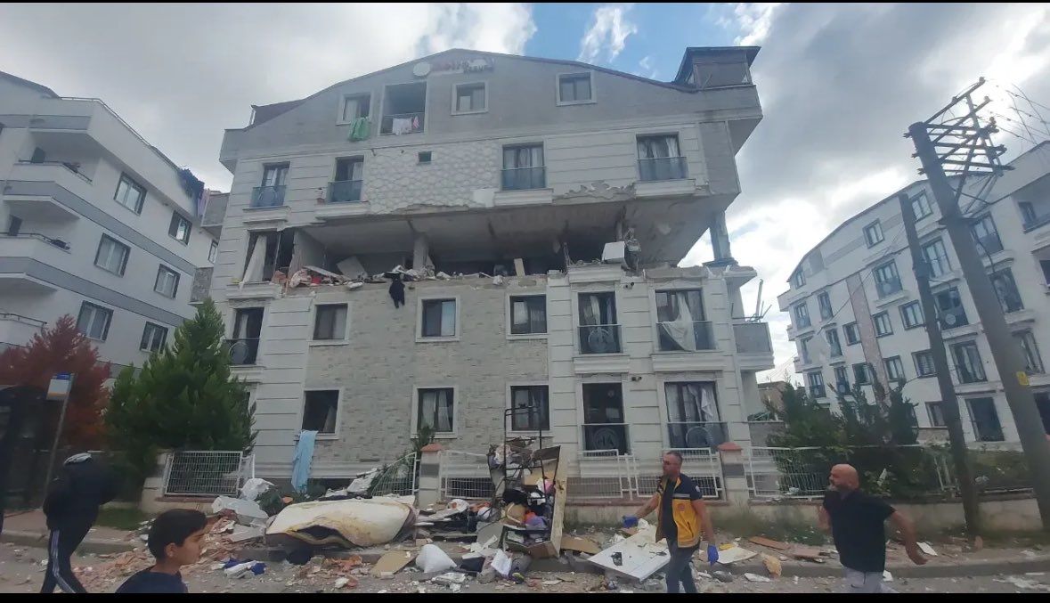 Gebze'de doğal gaz patlaması! 5 katlı binanın 3. katı havaya uçtu! 8 yaralı var 6