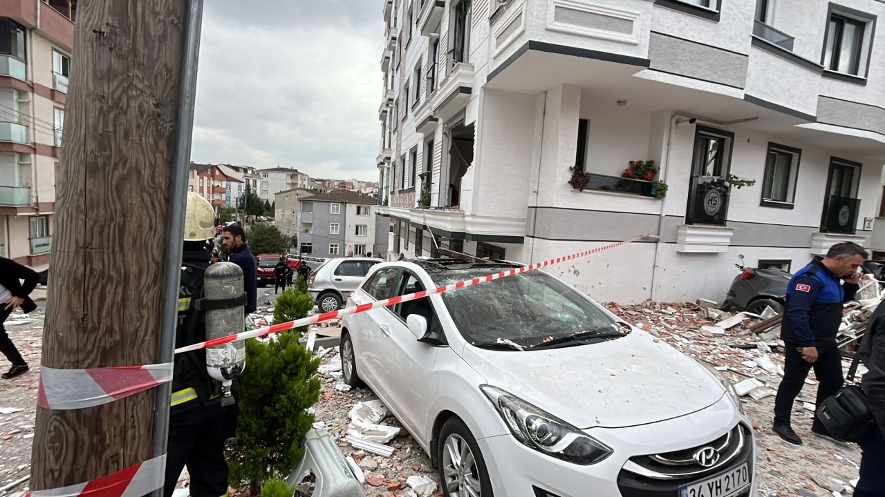 Gebze'de doğal gaz patlaması! 5 katlı binanın 3. katı havaya uçtu! 8 yaralı var 3