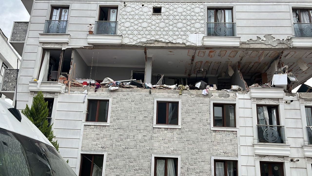 Gebze'de doğal gaz patlaması! 5 katlı binanın 3. katı havaya uçtu! 8 yaralı var 1