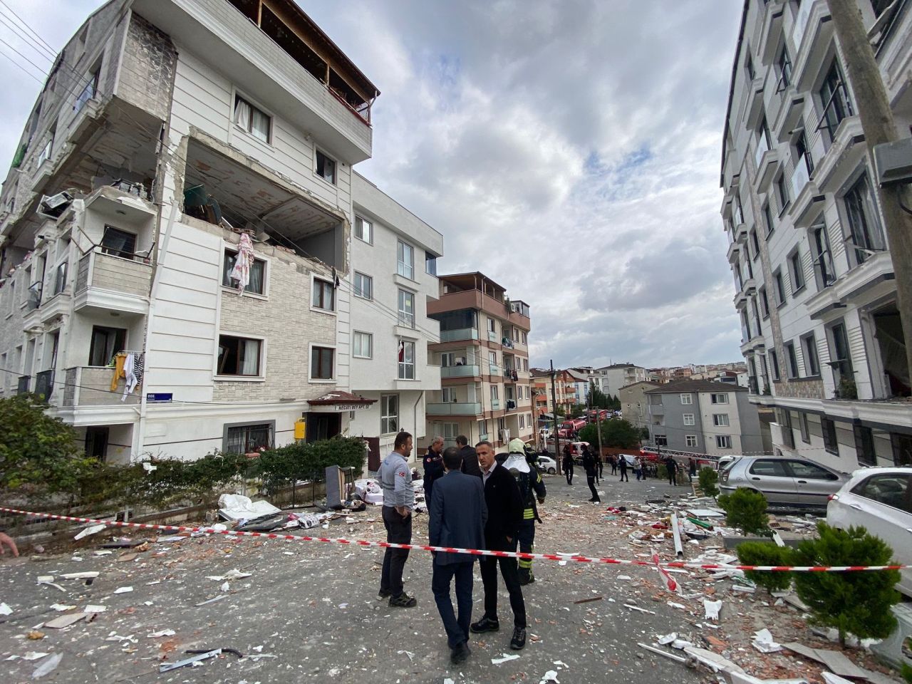 Gebze'de doğal gaz patlaması! 5 katlı binanın 3. katı havaya uçtu! 8 yaralı var 8