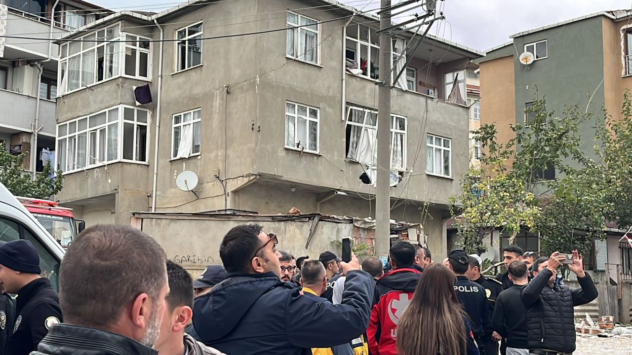Gebze'de doğal gaz patlaması! 5 katlı binanın 3. katı havaya uçtu! 8 yaralı var 2