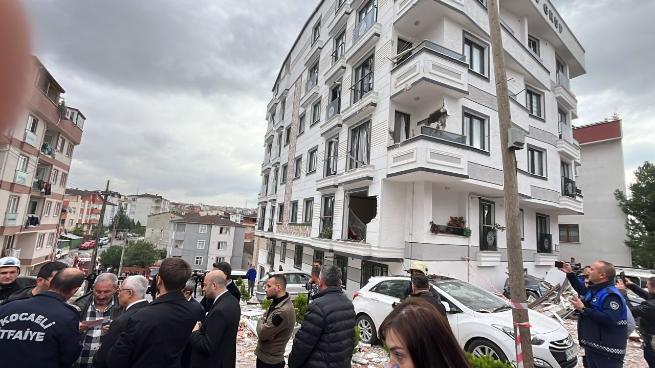Gebze'de doğal gaz patlaması! 5 katlı binanın 3. katı havaya uçtu! 8 yaralı var 4