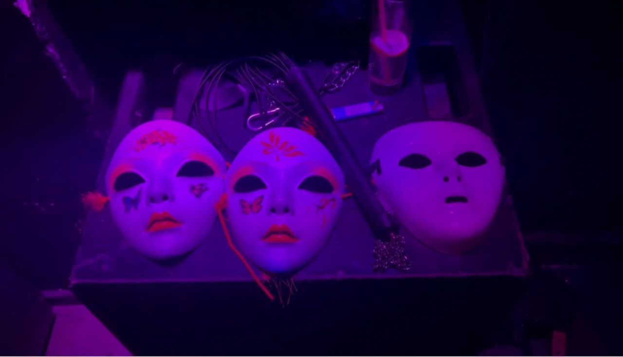 İğrenç eğlence! Beyoğlu'nda gece kulübünde bir kadını kafese koyup kırbaçladılar! 4