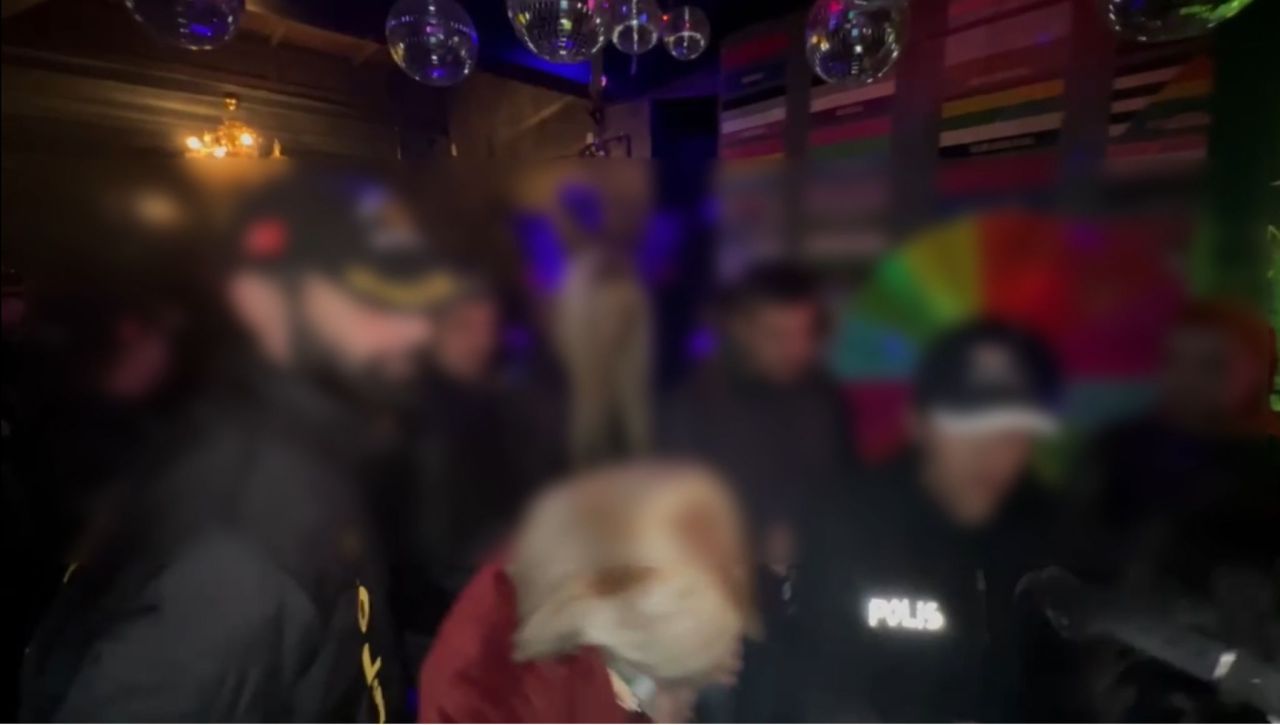 Beyoğlu'ndaki gece kulübüne baskın: Kafesteki kadını kırbaçlama partisi vermişler! 250 liraya 1 kırbaç 3