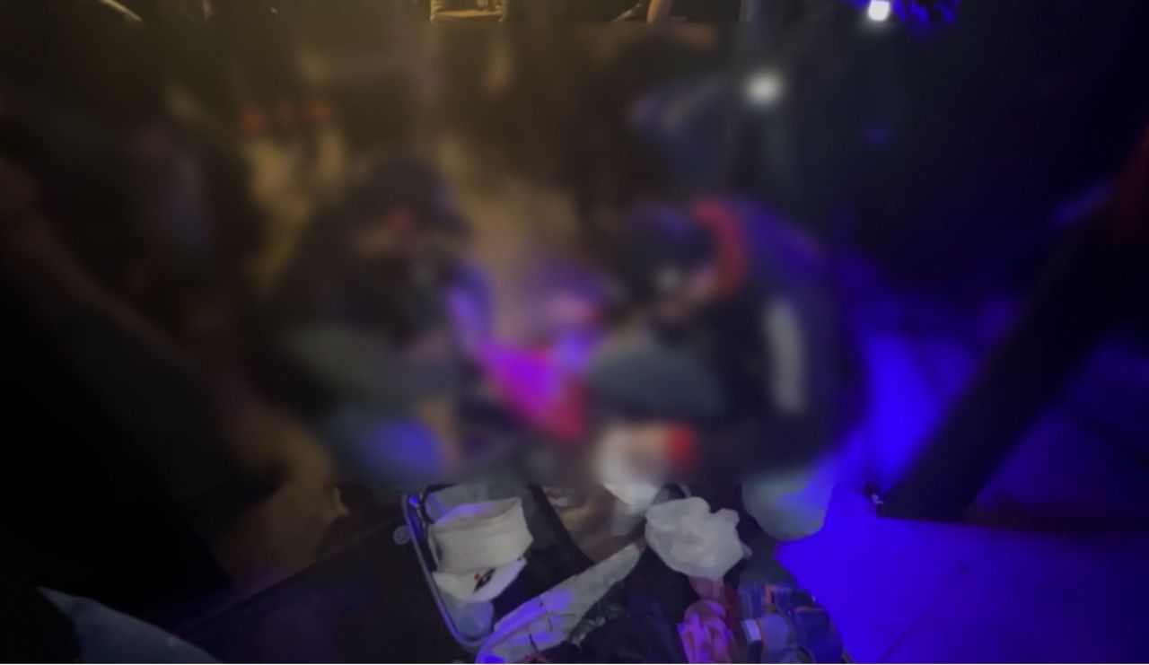 Beyoğlu'ndaki gece kulübüne baskın: Kafesteki kadını kırbaçlama partisi vermişler! 250 liraya 1 kırbaç 4