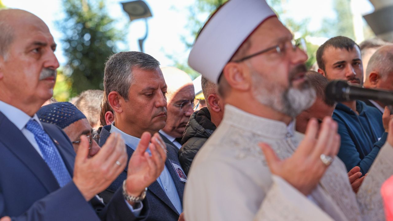 Şehit taksici Murat Arslan son yolculuğuna uğurlandı, tabutunu Yerlikaya ve Kurtulmuş omuzladı 2