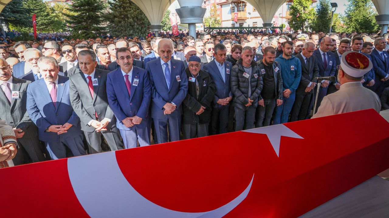 Şehit taksici Murat Arslan son yolculuğuna uğurlandı, tabutunu Yerlikaya ve Kurtulmuş omuzladı 1