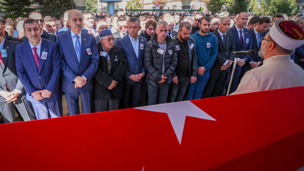Şehit taksici Murat Arslan son yolculuğuna uğurlandı, tabutunu Yerlikaya ve Kurtulmuş omuzladı 5