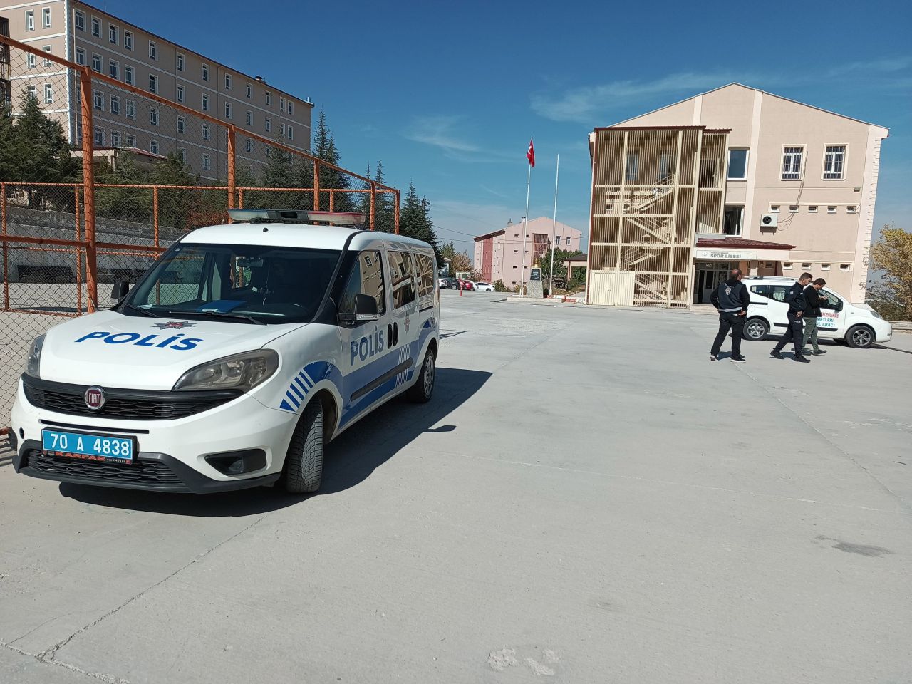 Lisede cinayet! Okula tabanca getirip arkadaşını herkesin içinde öldürdü 9