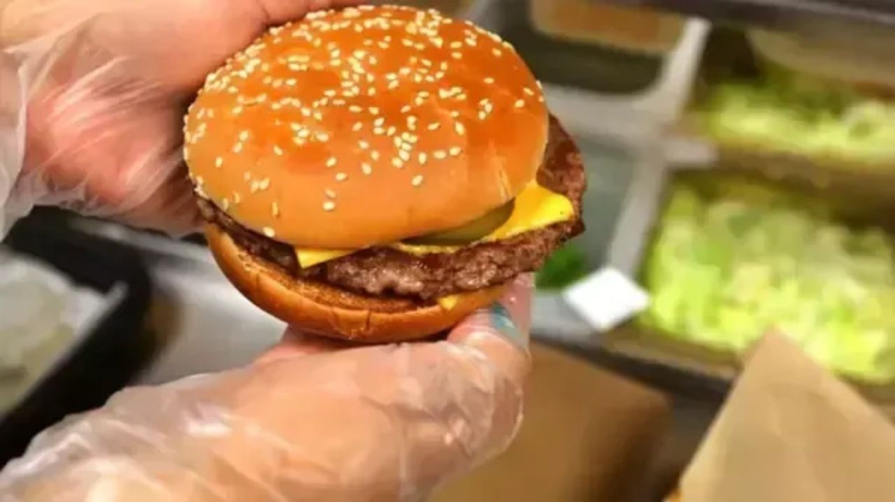 Dünyanın en büyük hamburger zincirlerinde ölümcül bakteri tespit edildi! Markalar menülerini değiştiriyor 1